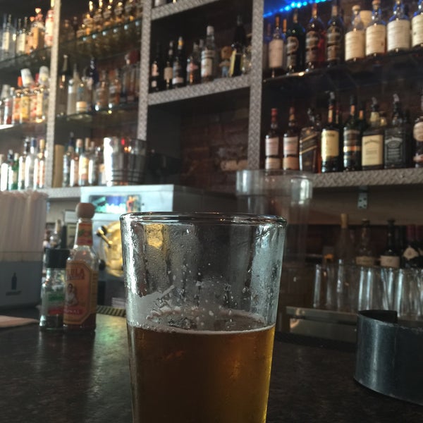 Foto tomada en The Heights Bar &amp; Grill  por Waldo el 8/4/2015