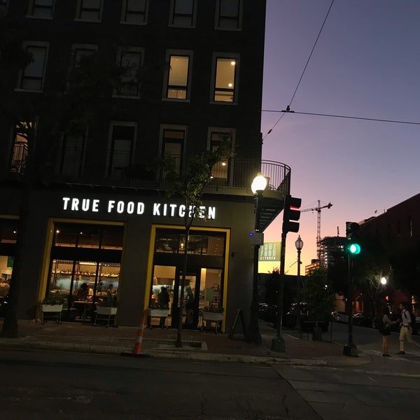 Foto tirada no(a) True Food Kitchen por Bitsy M. em 10/1/2019