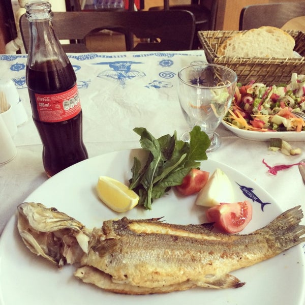 Foto tirada no(a) Akçakoca Nosta Balık Restaurant por Sefa A. em 4/27/2014