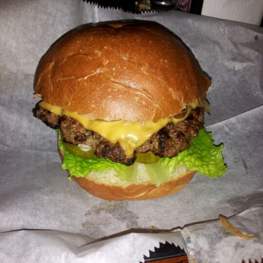 Снимок сделан в Pop&#39;s Burger пользователем Jose M. 1/22/2013