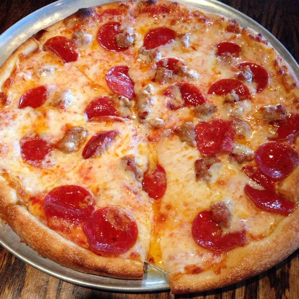 5/19/2014에 Steven D.님이 Pizza Inferno에서 찍은 사진