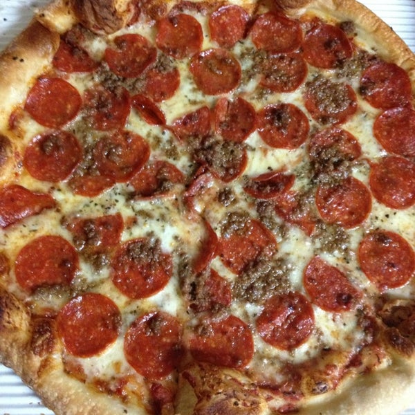 Foto tomada en MamaDellas N.Y. City Pizzeria  por Kyra el 6/30/2013