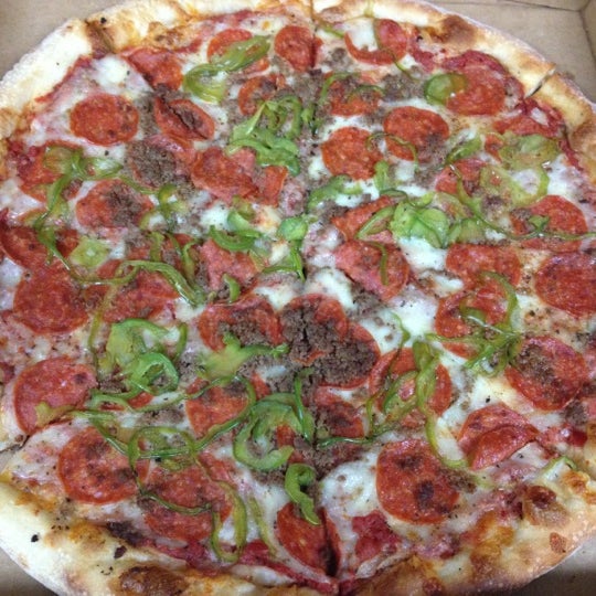 Foto tomada en MamaDellas N.Y. City Pizzeria  por Kyra el 10/7/2012