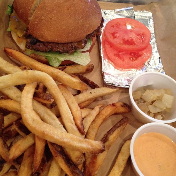 1/4/2014にKyraがMOOYAH Burgers, Fries &amp; Shakesで撮った写真