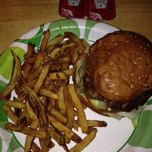 Foto diambil di MOOYAH Burgers, Fries &amp; Shakes oleh Kyra pada 6/1/2014