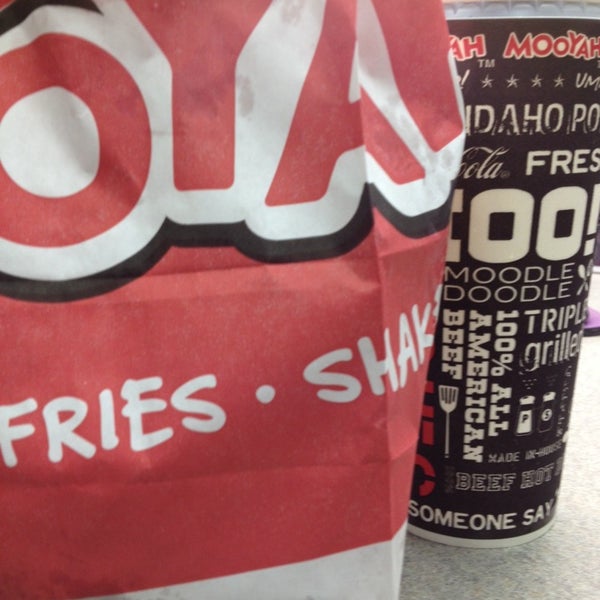 Foto diambil di MOOYAH Burgers, Fries &amp; Shakes oleh Kyra pada 1/13/2014