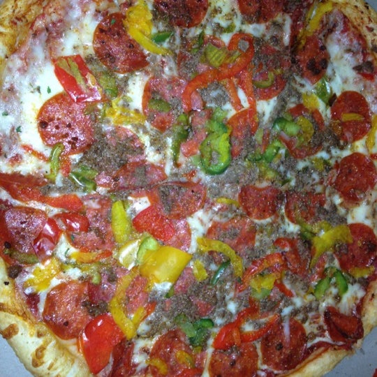 Foto tomada en MamaDellas N.Y. City Pizzeria  por Kyra el 9/15/2012