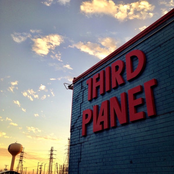 Снимок сделан в Third Planet Sci-Fi Superstore пользователем John G. 11/8/2014