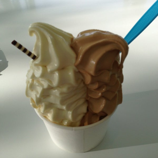 12/23/2012にJoe S.がTreats Frozen Yogurt &amp; Ice Barで撮った写真