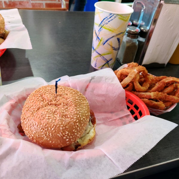 Photo taken at Pearl&#39;s Deluxe Burgers by Adam R. on 2/27/2020