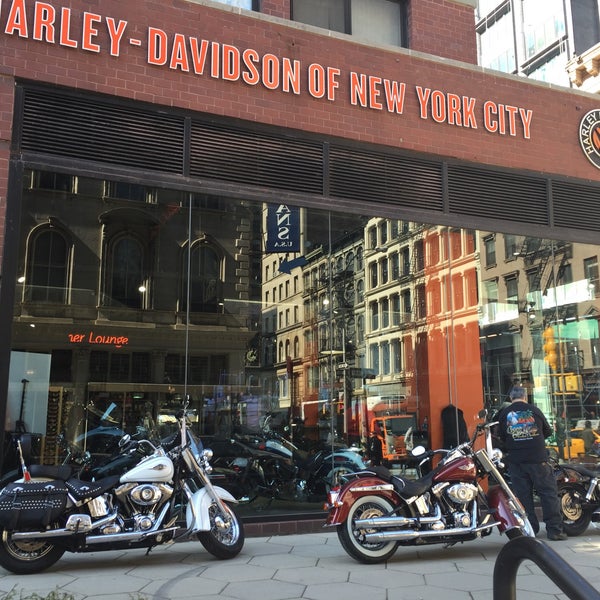 4/2/2015 tarihinde Sergey R.ziyaretçi tarafından Harley-Davidson of New York City'de çekilen fotoğraf
