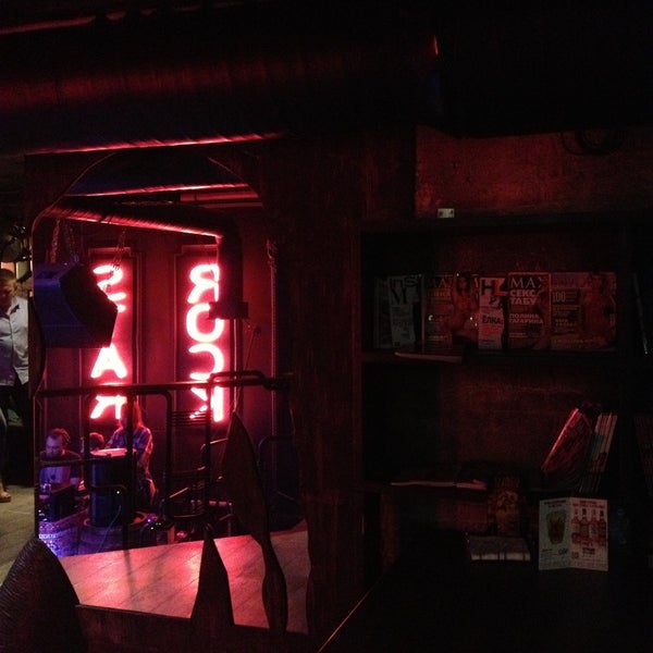 รูปภาพถ่ายที่ ROCKSTAR Bar &amp; Cafe โดย Юлия ПостирайМоиСерыеБудни เมื่อ 8/16/2013
