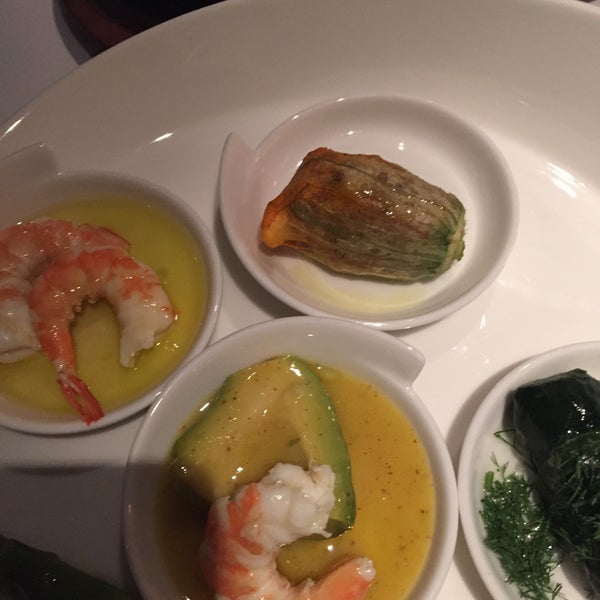 รูปภาพถ่ายที่ Caviar Seafood Restaurant โดย Bora T. เมื่อ 4/30/2016