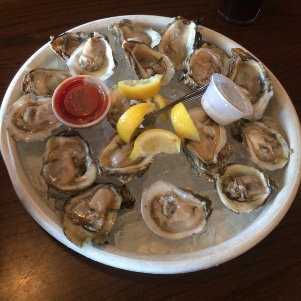 Das Foto wurde bei Orleans Seafood Kitchen von Scarlet D. am 5/16/2017 aufgenommen