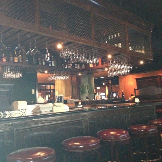 รูปภาพถ่ายที่ Amerigo Restaurant โดย Adrion S. เมื่อ 10/4/2012