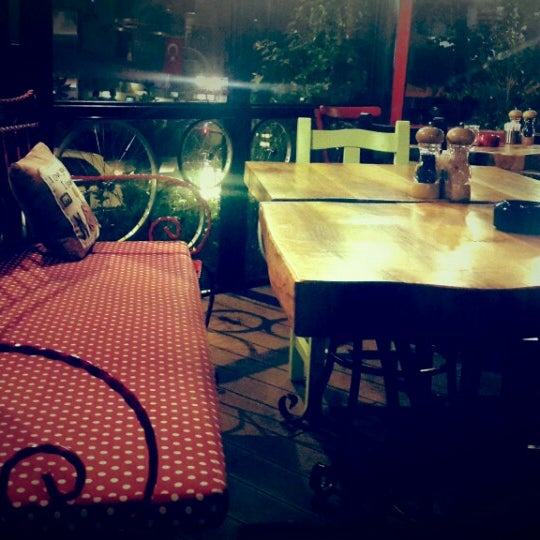 Foto tirada no(a) Bapoon Bistro &amp; Cafe por Handan Y. em 10/23/2014