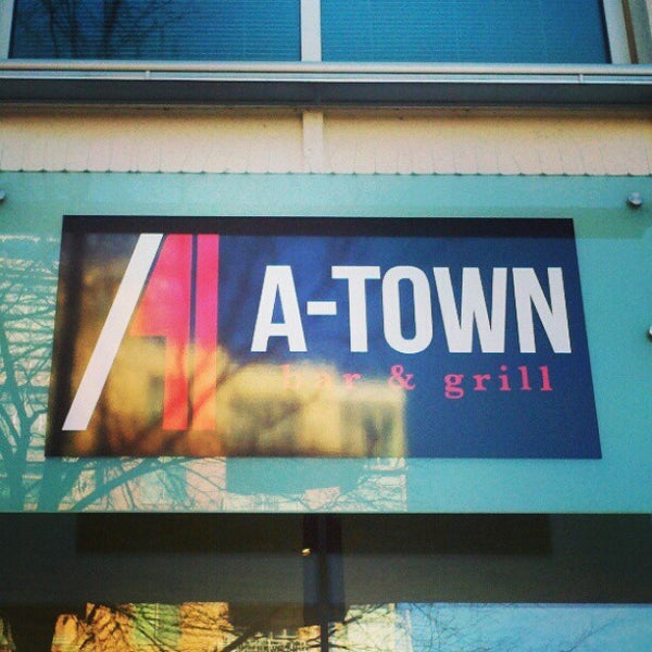 Foto tirada no(a) A-Town Bar &amp; Grill por Patrick P. em 1/10/2013