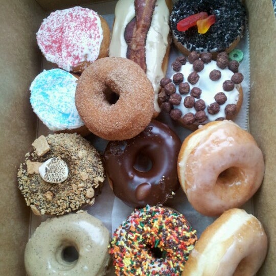 Снимок сделан в YoYo Donuts &amp; Coffee Bar пользователем Betsy 9/20/2012