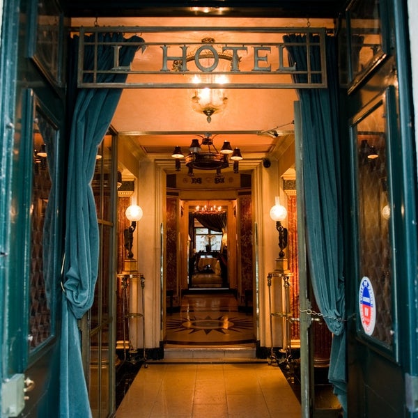 Nice bar at this old hotel with insane interior and it’s where Oscar Wilde stayed—and died.