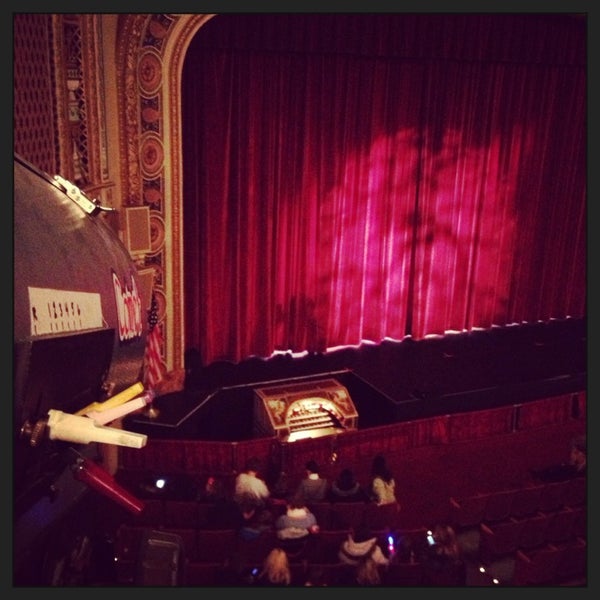 2/16/2013 tarihinde Jake B.ziyaretçi tarafından Riviera Theatre &amp; Performing Arts Center'de çekilen fotoğraf