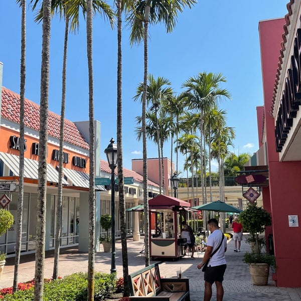 Photo taken at Miromar Outlets by Tom 😎 C. on 4/16/2021