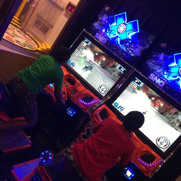 Photo taken at Dave &amp; Buster&#39;s by Robert M. on 7/22/2016