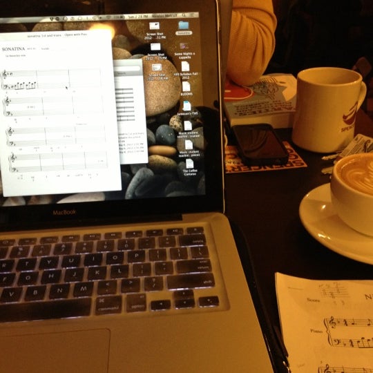 รูปภาพถ่ายที่ Spencer&#39;s Coffee โดย Nic M. เมื่อ 12/2/2012