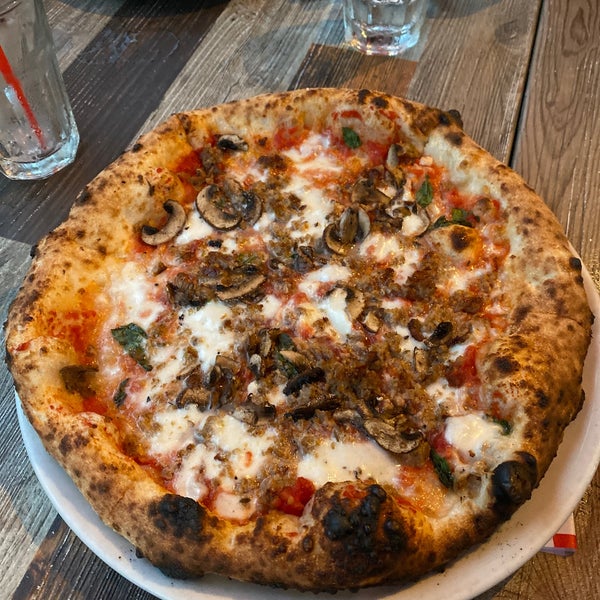 Foto scattata a Menomalé Pizza Napoletana da Skot B. il 8/25/2023
