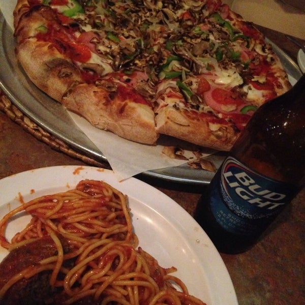 Foto tirada no(a) Downey Pizza Company por @Zendi 💋✈️🍻🇺🇸💃👥🚇🌇 em 8/29/2014