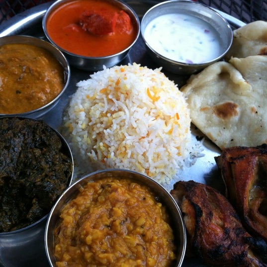 6/17/2012 tarihinde Crystal B.ziyaretçi tarafından Bombay Clay Oven'de çekilen fotoğraf
