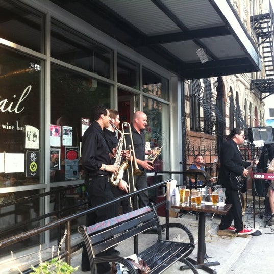 6/21/2011 tarihinde thecoffeebeanersziyaretçi tarafından Abigail Cafe &amp; Wine Bar'de çekilen fotoğraf