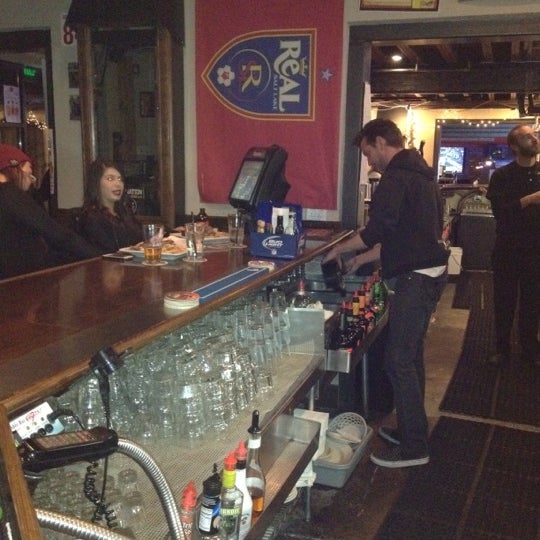 Foto tomada en Poplar Street Pub  por Zoe S. el 1/13/2012