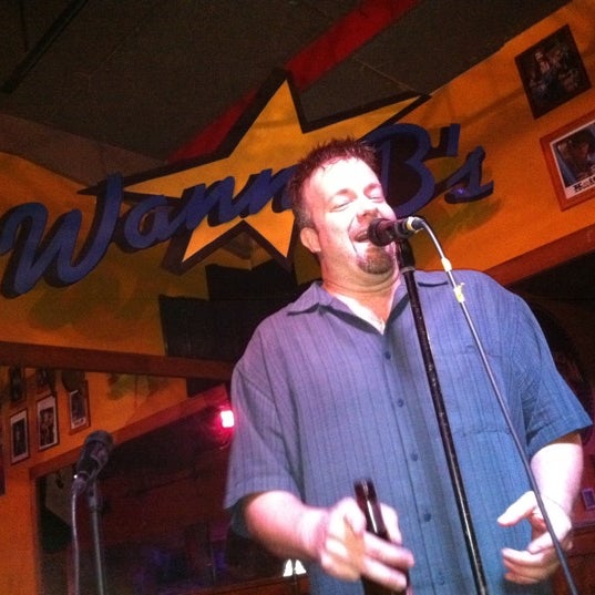 Photo prise au WannaB&#39;s Karaoke Nashville par J.J. B. le7/29/2011
