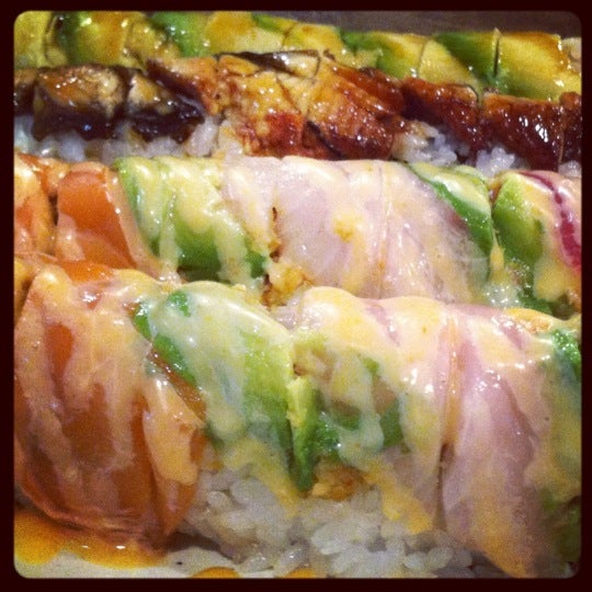 5/28/2012 tarihinde Dennissaziyaretçi tarafından Island Sushi and Grill'de çekilen fotoğraf