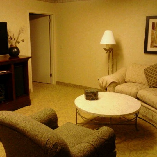 Foto diambil di Embassy Suites by Hilton oleh Ashley A. pada 12/16/2011