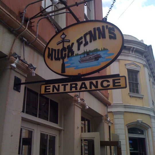 รูปภาพถ่ายที่ Huck Finn&#39;s Cafe โดย Scott H. เมื่อ 4/11/2011