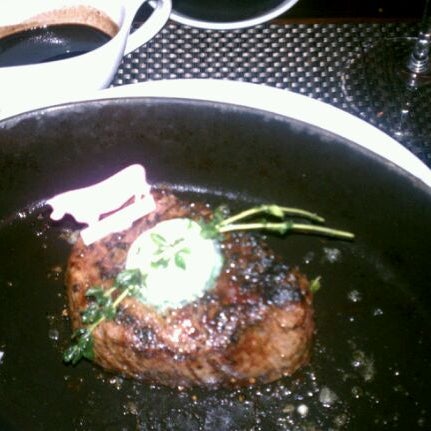 Foto tirada no(a) BLT Steak por Lisa S. em 9/10/2011