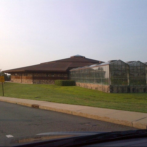 Foto diambil di DePiero&#39;s Farm Stand and Greenhouses oleh B n H pada 8/17/2012