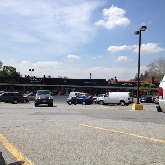 DeCicco's Marketplace Grocery Store in Jefferson Valley