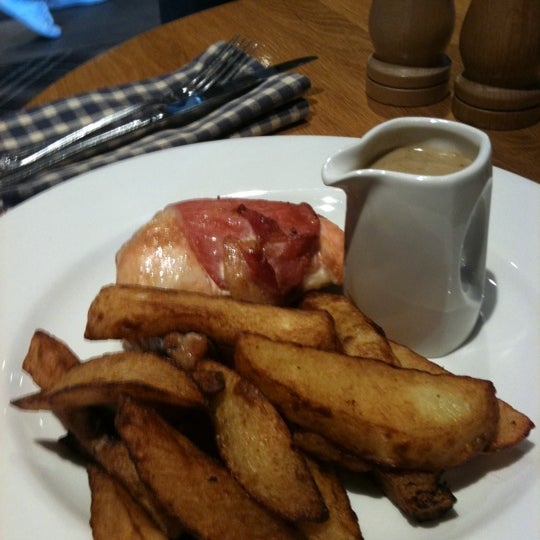 Try the Chicken and Chips off the bar menu - delicious :)