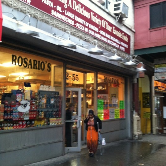 รูปภาพถ่ายที่ Rosario&#39;s โดย @AstoriaHaiku เมื่อ 9/4/2012