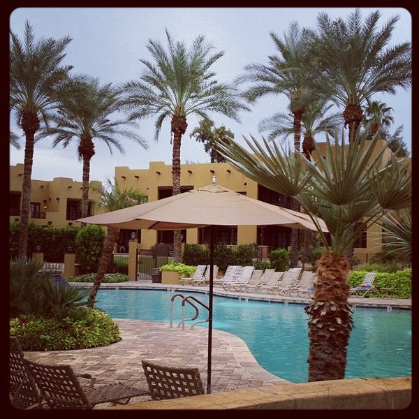 รูปภาพถ่ายที่ Oasis Pool at the Wigwam Resort โดย Chase C. เมื่อ 9/7/2012