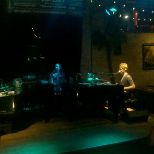 Foto diambil di Monaco Bay Piano Bar &amp; Grill oleh SQLRockstar pada 9/18/2011