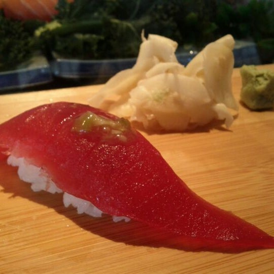 Снимок сделан в Summer Fish &amp; Rice Sushi пользователем Michael M. 1/26/2012
