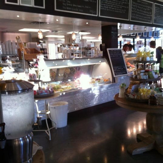รูปภาพถ่ายที่ Selland&#39;s Market Cafe โดย Michael R. เมื่อ 7/1/2012