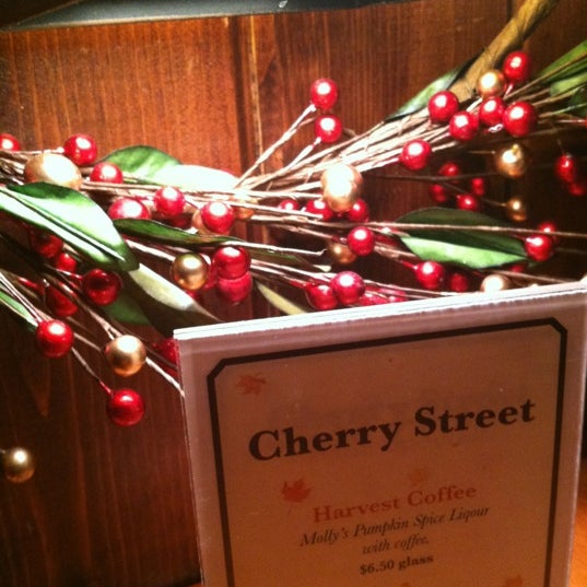 Foto scattata a Cherry Street East Cafe da Stephanie M. il 12/17/2011