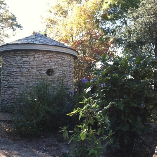 Foto diambil di Knoxville Botanical Garden and Arboretum oleh Jamie N. pada 10/16/2011