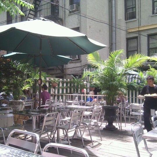 6/4/2011 tarihinde Mimi W.ziyaretçi tarafından Yaffa Cafe'de çekilen fotoğraf