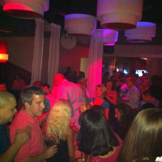 รูปภาพถ่ายที่ Solas Lounge &amp; Rooftop Bar โดย James N. เมื่อ 8/27/2011