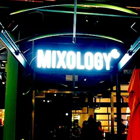 Снимок сделан в Mixology 101 пользователем Emmanuel L. 7/11/2012